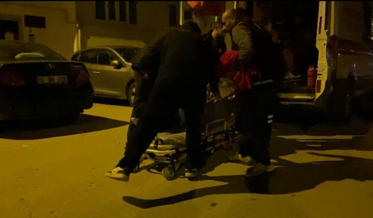 Evlerindeki asma tavan üzerlerine çöktü, deprem oluyor sandılar :1 yaralı 4 evlerindeki asma tavan uzerlerine coktu deprem oluyor sandilar 1 yarali 0