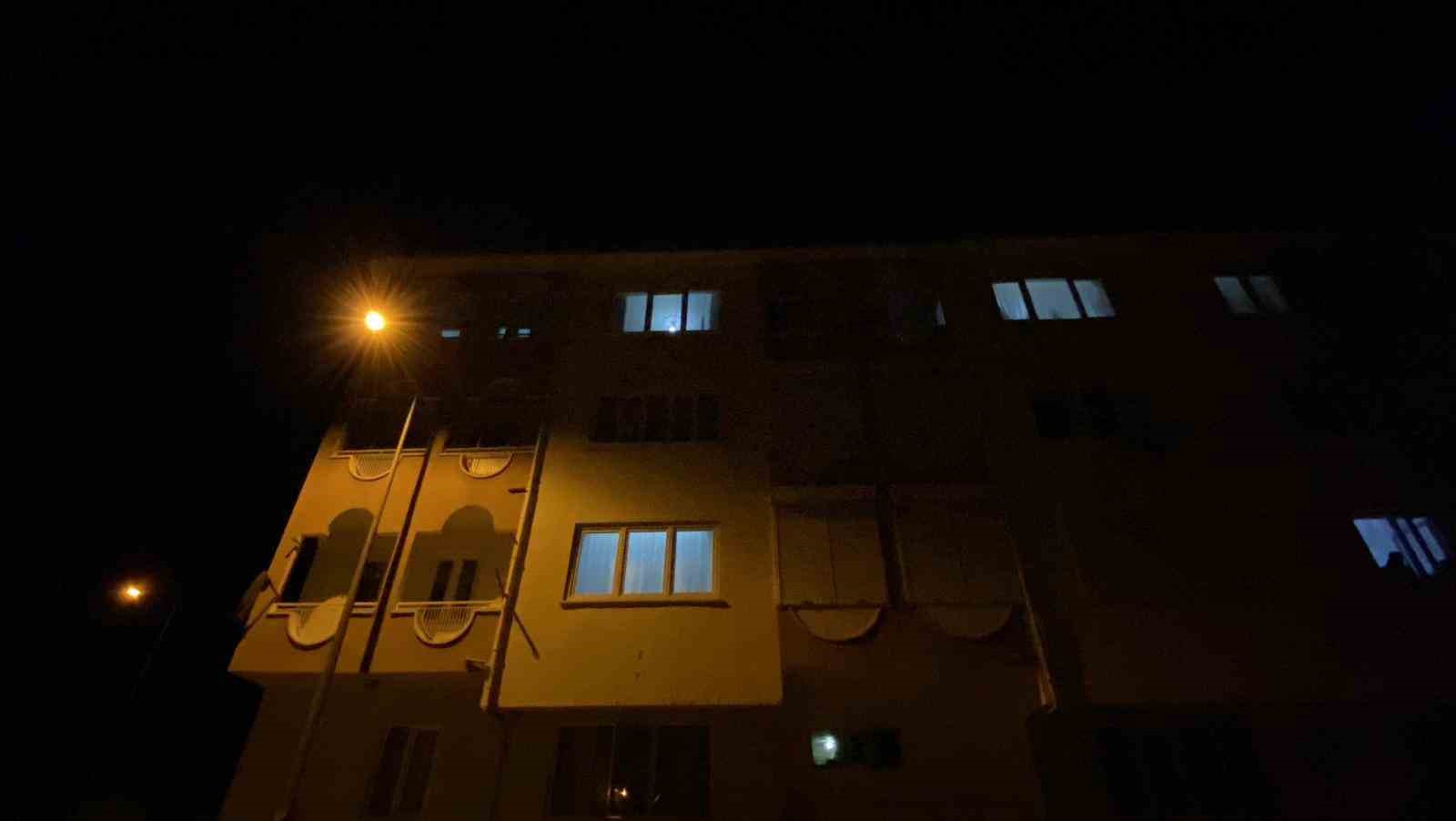 Evlerindeki asma tavan üzerlerine çöktü, deprem oluyor sandılar :1 yaralı 6 evlerindeki asma tavan uzerlerine coktu deprem oluyor sandilar 1 yarali 2 FBa2LyXu