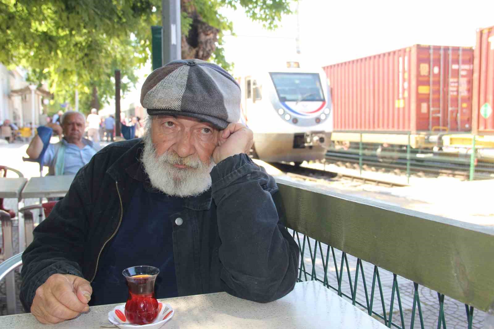 Evsiz kaldı trenler evi oldu 4 evsiz kaldi trenler evi oldu 0 KMVG5Xv7