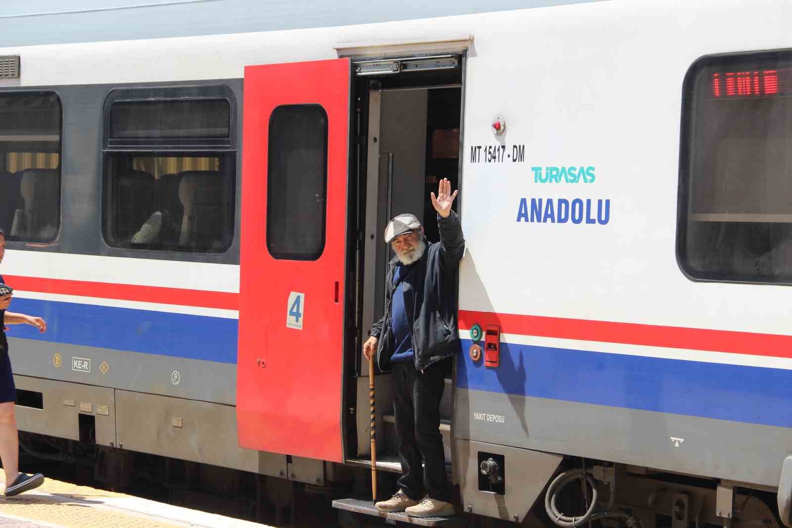 Evsiz kaldı trenler evi oldu 9 evsiz kaldi trenler evi oldu 5 aJbGVO7S