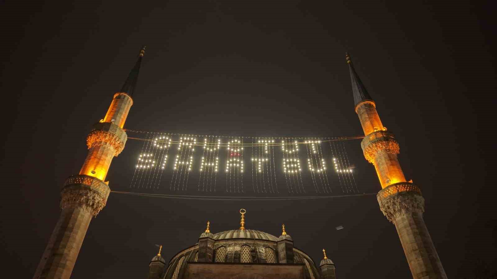 eyupsultan camiinde ramazan ayinin ilk teravih namazi eda edildi 1 EHOZW26V