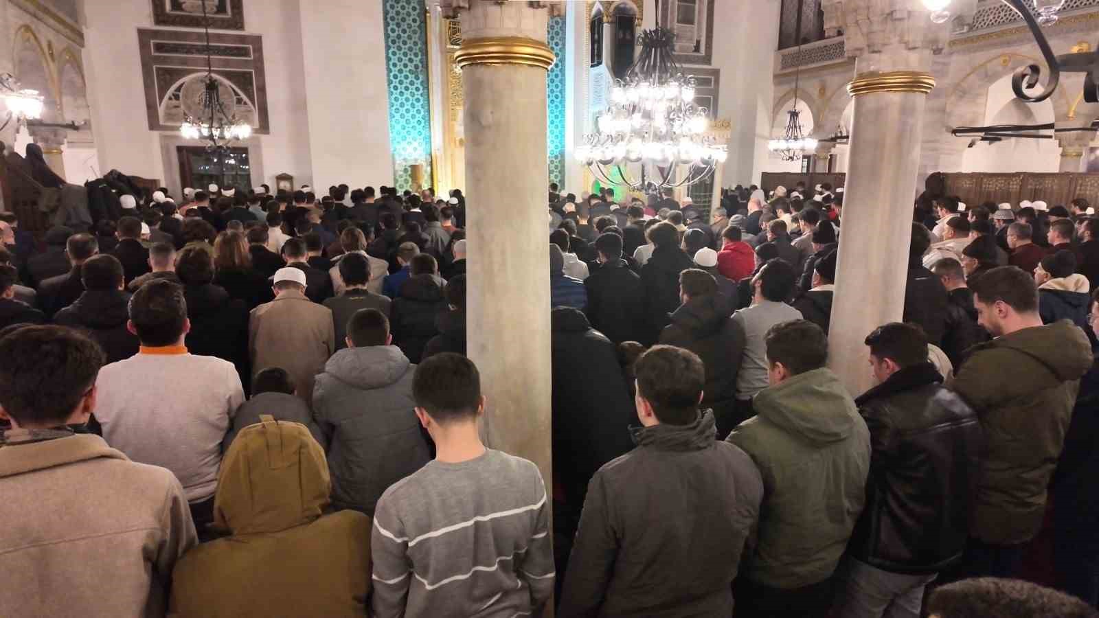 eyupsultan camiinde ramazan ayinin ilk teravih namazi eda edildi 3