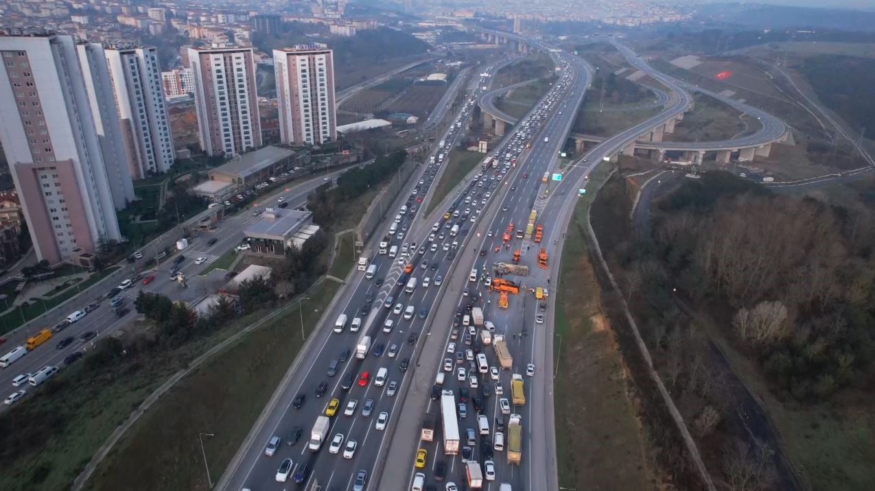 eyupsultan temde zincirleme trafik kazasi hafriyat kamyonu devrildi iki arac bariyerlere carpti 0 3iznRQqD