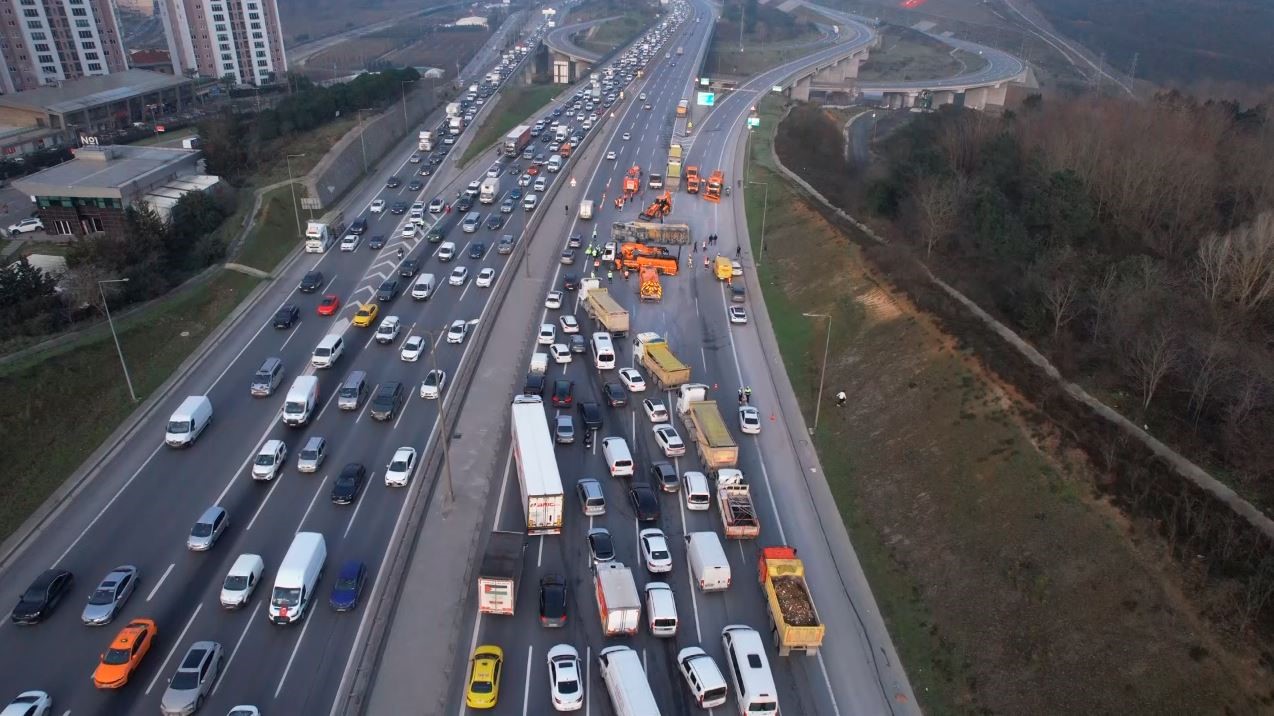 eyupsultan temde zincirleme trafik kazasi hafriyat kamyonu devrildi iki arac bariyerlere carpti 1