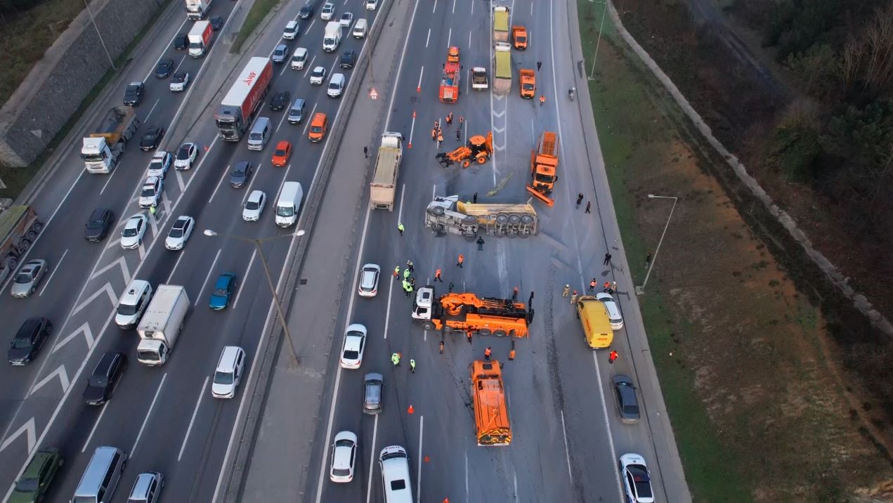 eyupsultan temde zincirleme trafik kazasi hafriyat kamyonu devrildi iki arac bariyerlere carpti 2 fvYm7BtQ