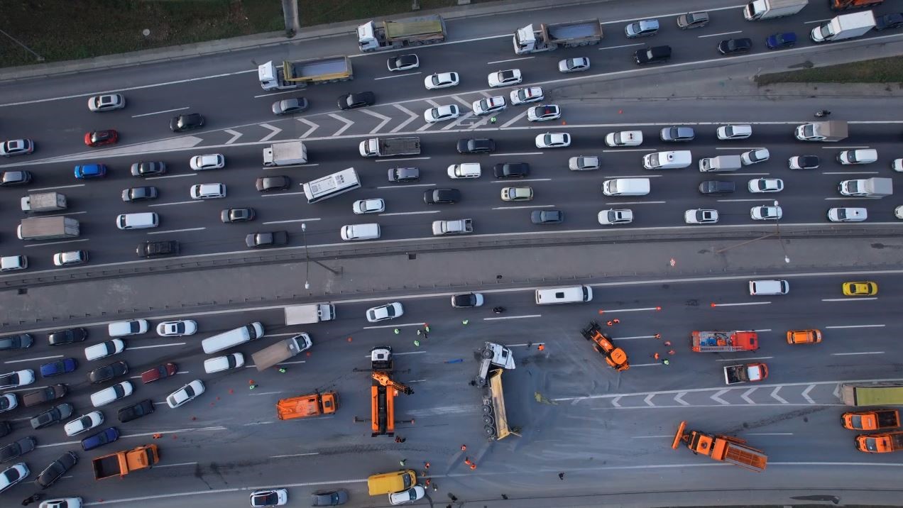eyupsultan temde zincirleme trafik kazasi hafriyat kamyonu devrildi iki arac bariyerlere carpti 3 WvEYiXM5
