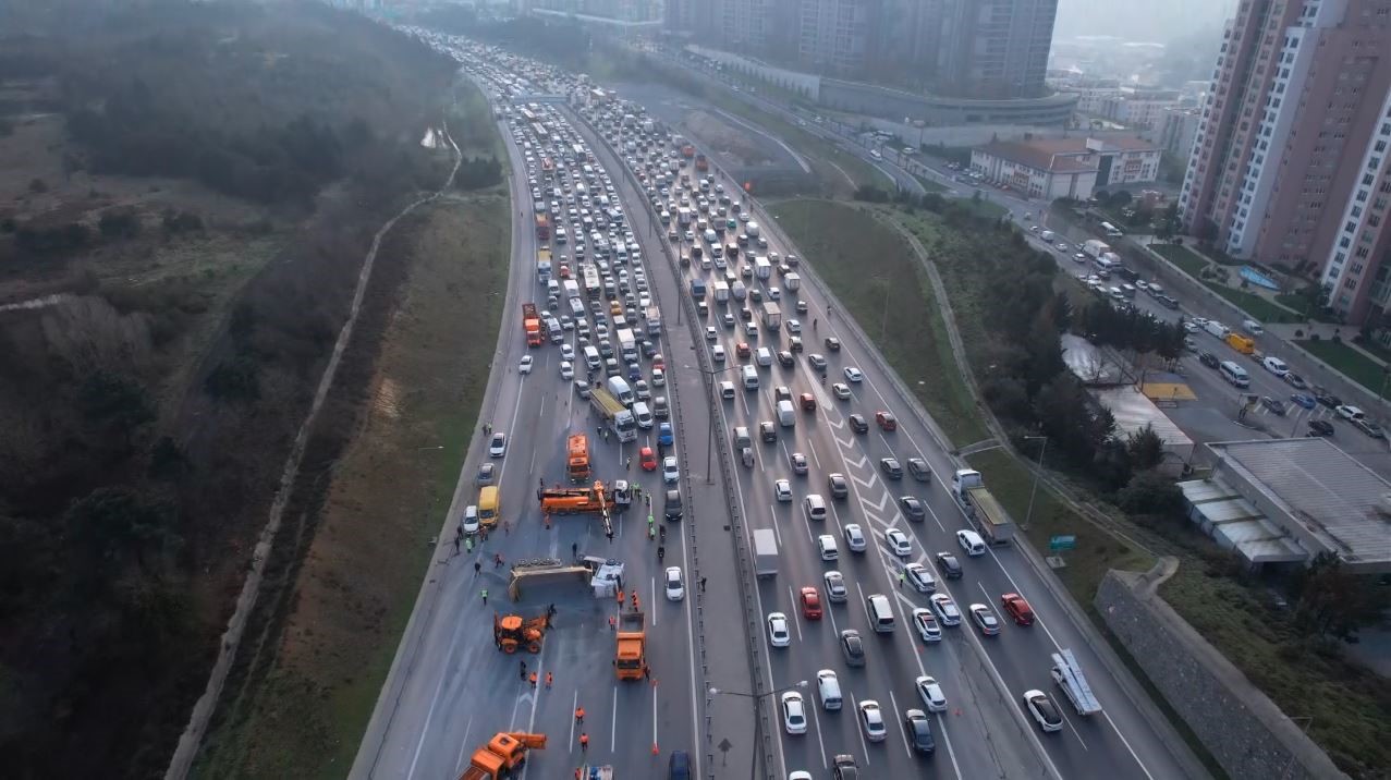 eyupsultan temde zincirleme trafik kazasi hafriyat kamyonu devrildi iki arac bariyerlere carpti 4 9ijl9hqF