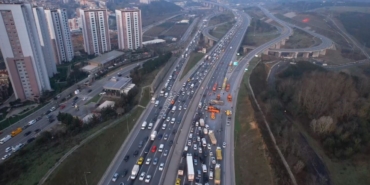 eyupsultan-temde-zincirleme-trafik-kazasi-hafriyat-kamyonu-devrildi-iki-arac-bariyerlere-carpti-rdjBGDWs.jpg