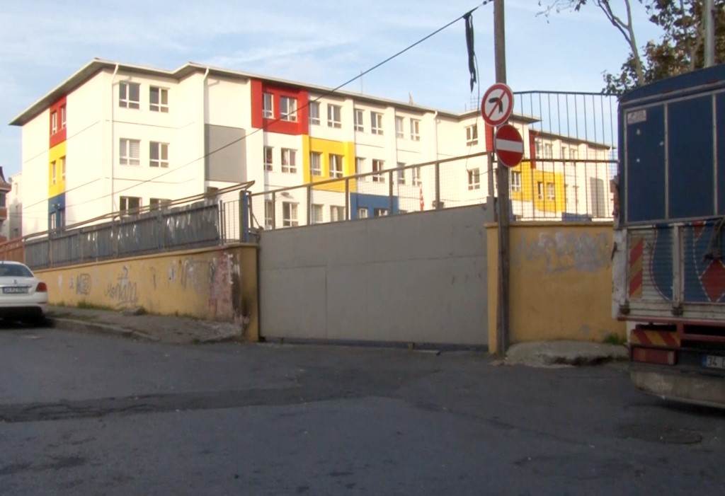 eyupsultanda bir okulun kapisi ogrencilerin ustune dustu 4 yarali 0 O4HrNedd