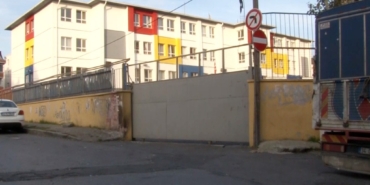 eyupsultanda-bir-okulun-kapisi-ogrencilerin-ustune-dustu-4-yarali-MmcN5ILQ.jpg