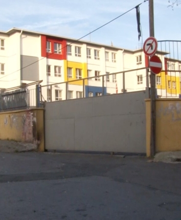 eyupsultanda-bir-okulun-kapisi-ogrencilerin-ustune-dustu-4-yarali-MmcN5ILQ.jpg