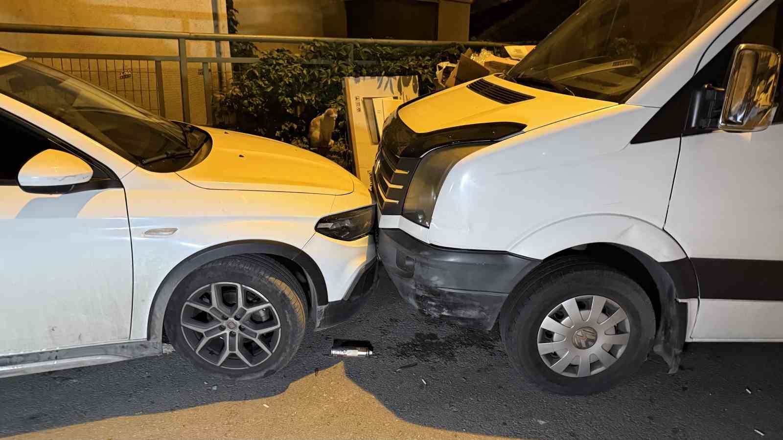 eyupsultanda bir sofor sokakta bulunan 8 araca carpti 1 bYtvNR9U
