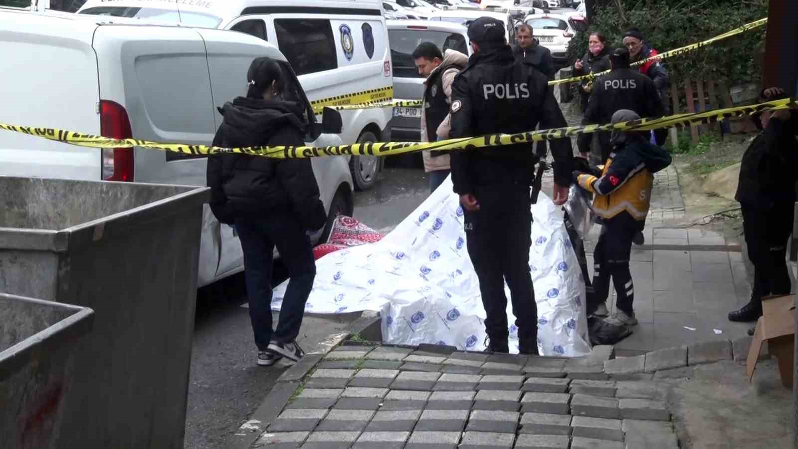 eyupsultanda camdan dusen yasli kadin hayatini kaybetti 0 3zXg5u6z