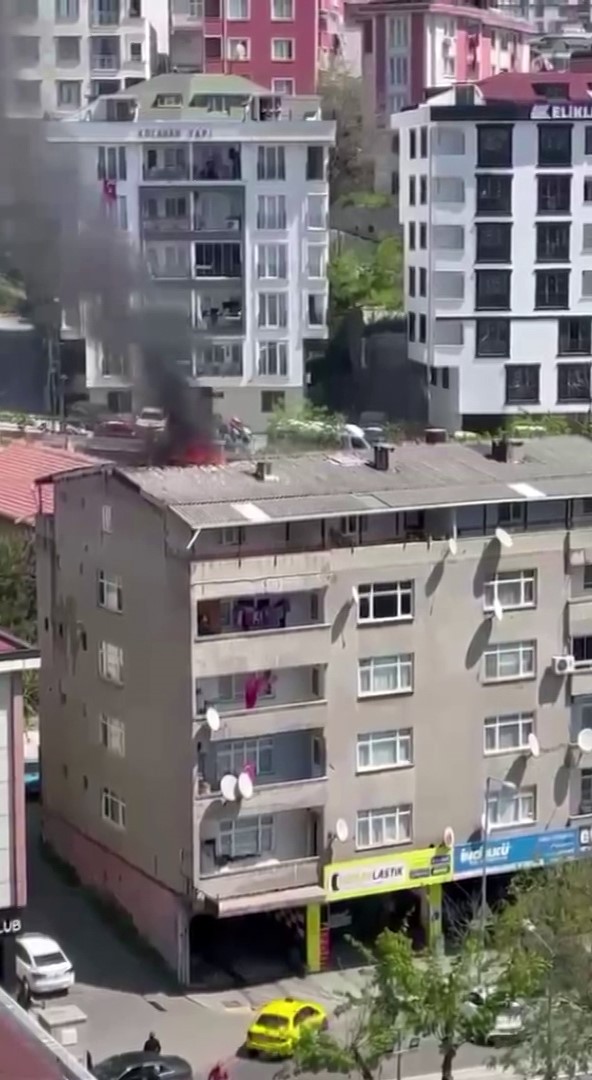 eyupsultanda cati tamirinden sonra yangin cikti daire kullanilamaz hale geldi 1 fz3gnePM