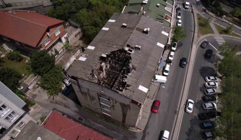 eyupsultanda-cati-tamirinden-sonra-yangin-cikti-daire-kullanilamaz-hale-geldi-Za12HYLi.jpg