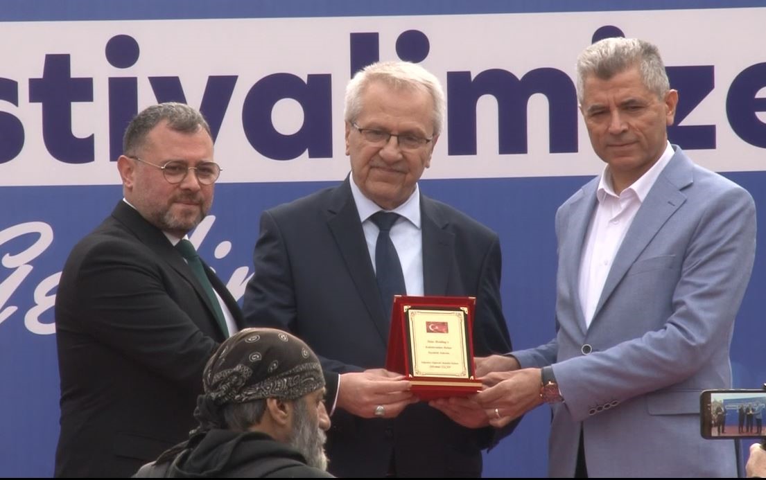 eyupsultanda duzenlenen hamsi festivalinde ihlas vakfina odul 3 8l7F3DEm