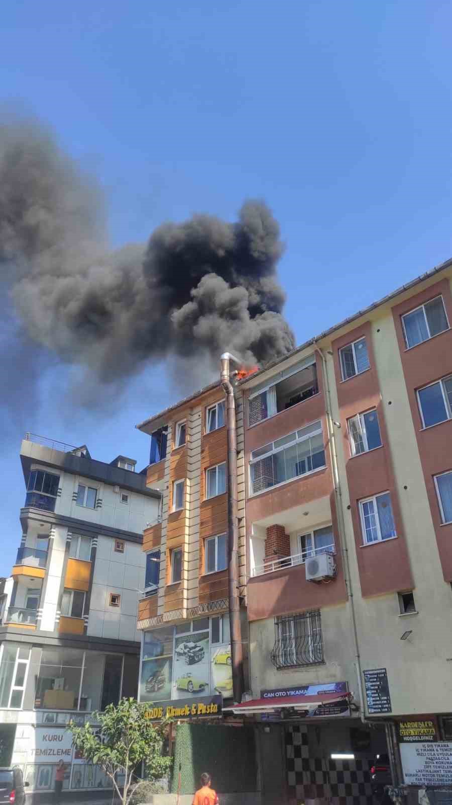 eyupsultanda firinin havalandirma borusunda cikan yangin catiya sicradi 1 ZV2UKKBb