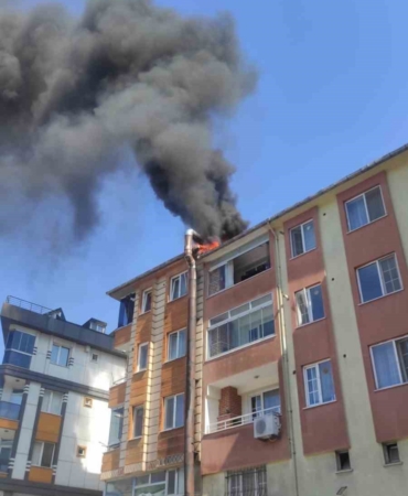 eyupsultanda-firinin-havalandirma-borusunda-cikan-yangin-catiya-sicradi-lirKOdLB.jpg