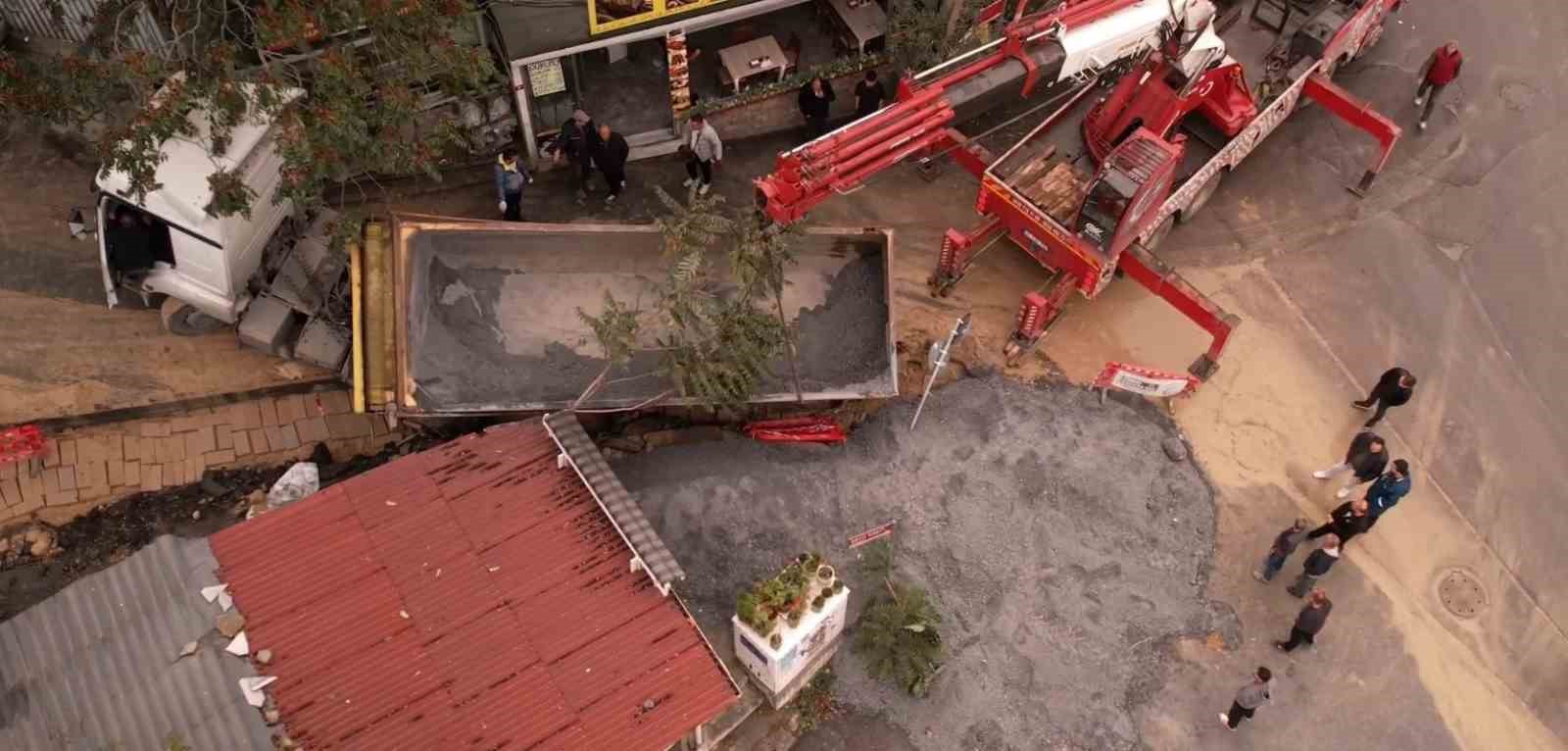 eyupsultanda hafriyat alanina saplanan kamyon vinc yardimiyla kurtarildi 1 EBfvefCP