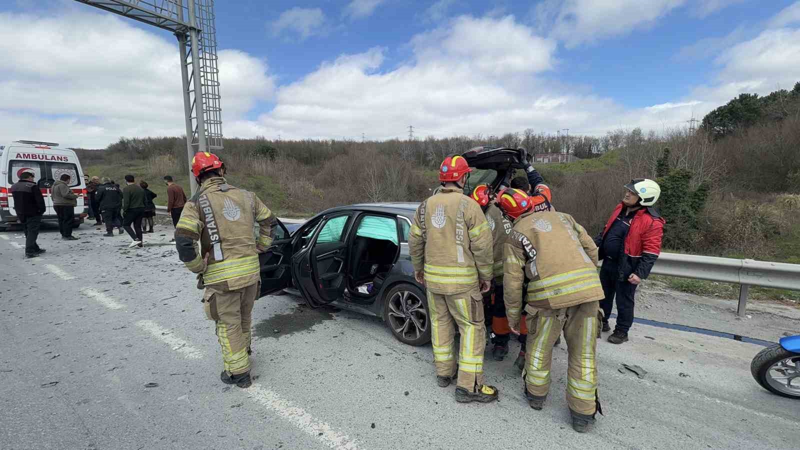 eyupsultanda hafriyat kamyonuna carpan otomobil hurdaya dondu 1 yarali 0 v9qMy2lr