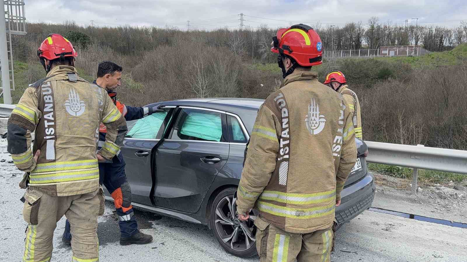 eyupsultanda hafriyat kamyonuna carpan otomobil hurdaya dondu 1 yarali 1