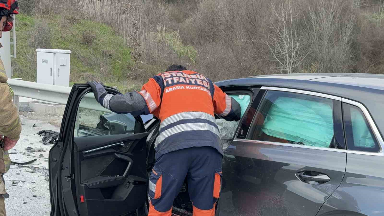 eyupsultanda hafriyat kamyonuna carpan otomobil hurdaya dondu 1 yarali 2 TkcH3pMX