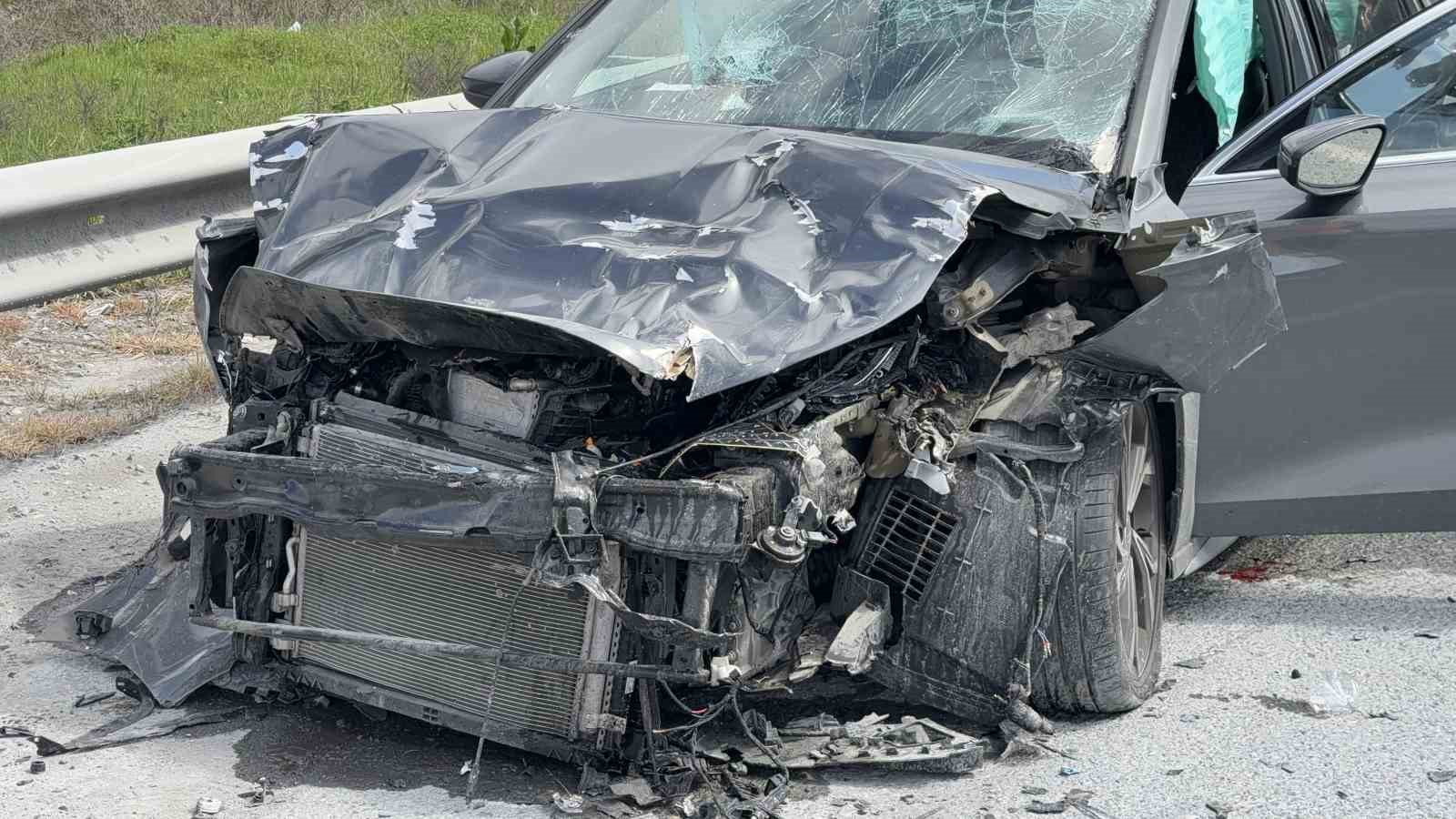 eyupsultanda hafriyat kamyonuna carpan otomobil hurdaya dondu 1 yarali 4 9RRXne9t