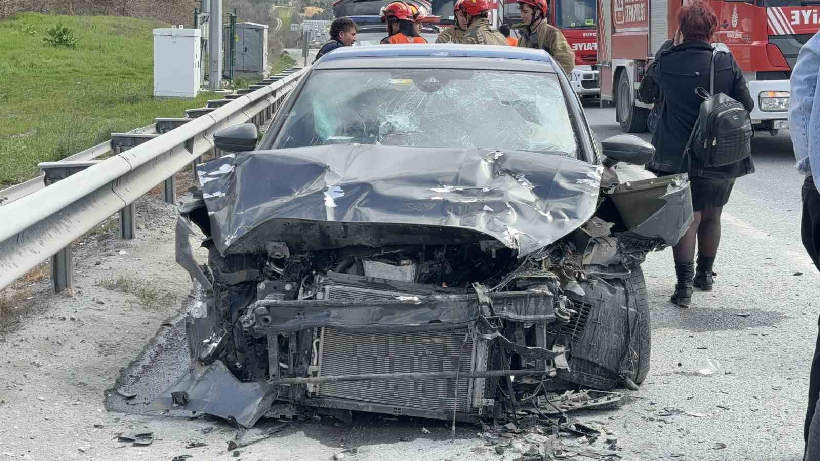 eyupsultanda hafriyat kamyonuna carpan otomobil hurdaya dondu 1 yarali 5 WcB3qNEN