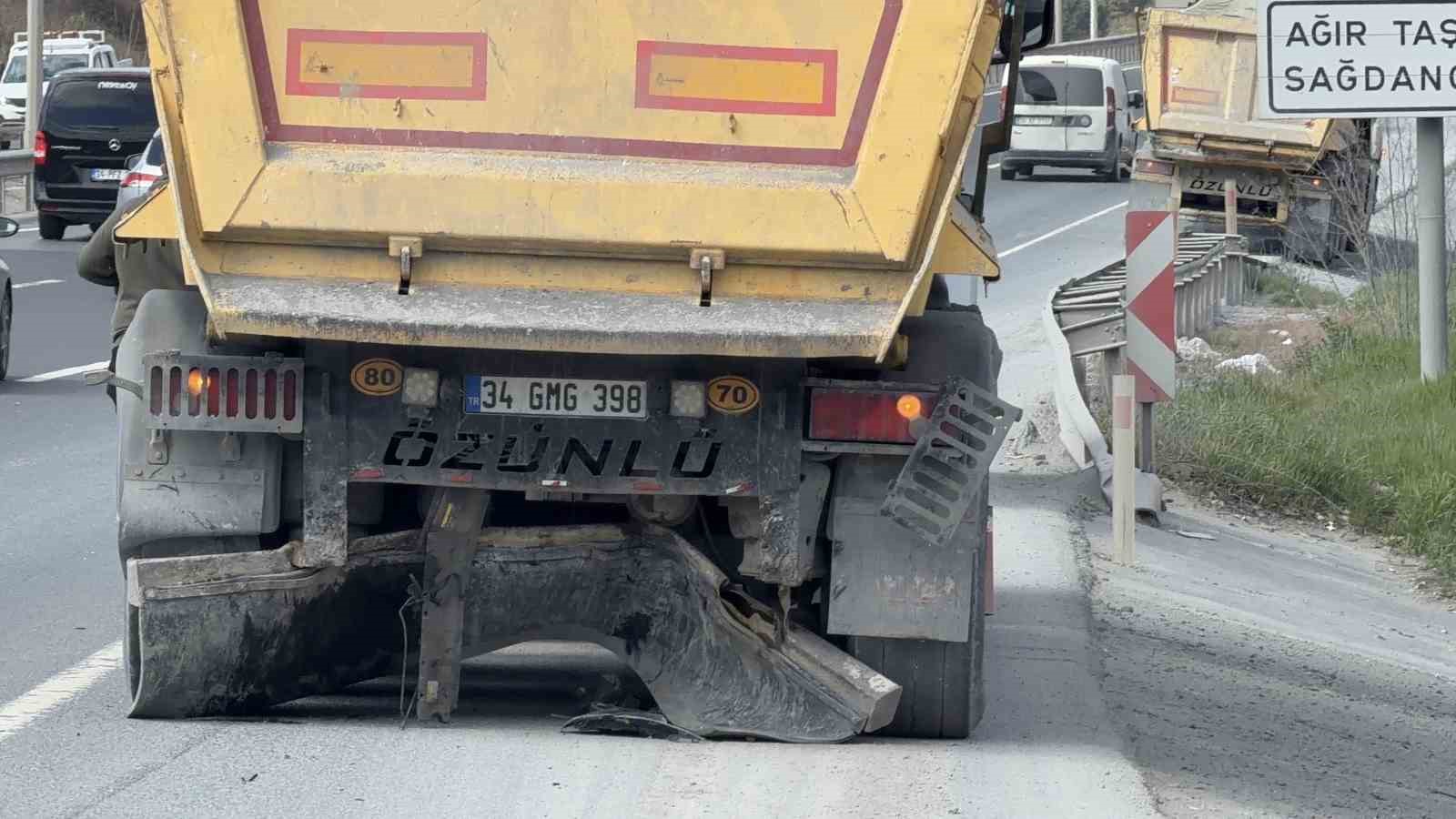 eyupsultanda hafriyat kamyonuna carpan otomobil hurdaya dondu 1 yarali 6 AFDJsjMB
