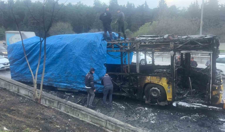 eyupsultanda-iett-otobusu-alev-topuna-dondu-Ff3OqvnS.jpg