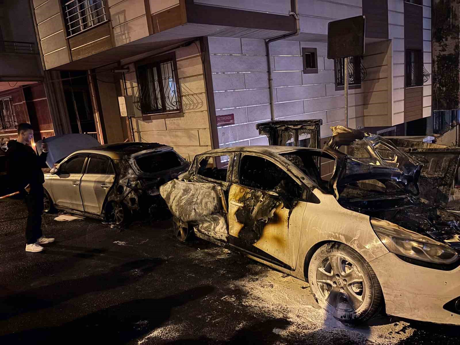 eyupsultanda iki arac alevlere teslim oldu 2 lvIhIdBU