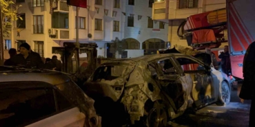 eyupsultanda-iki-arac-alevlere-teslim-oldu-aTs7Wtlq.jpg