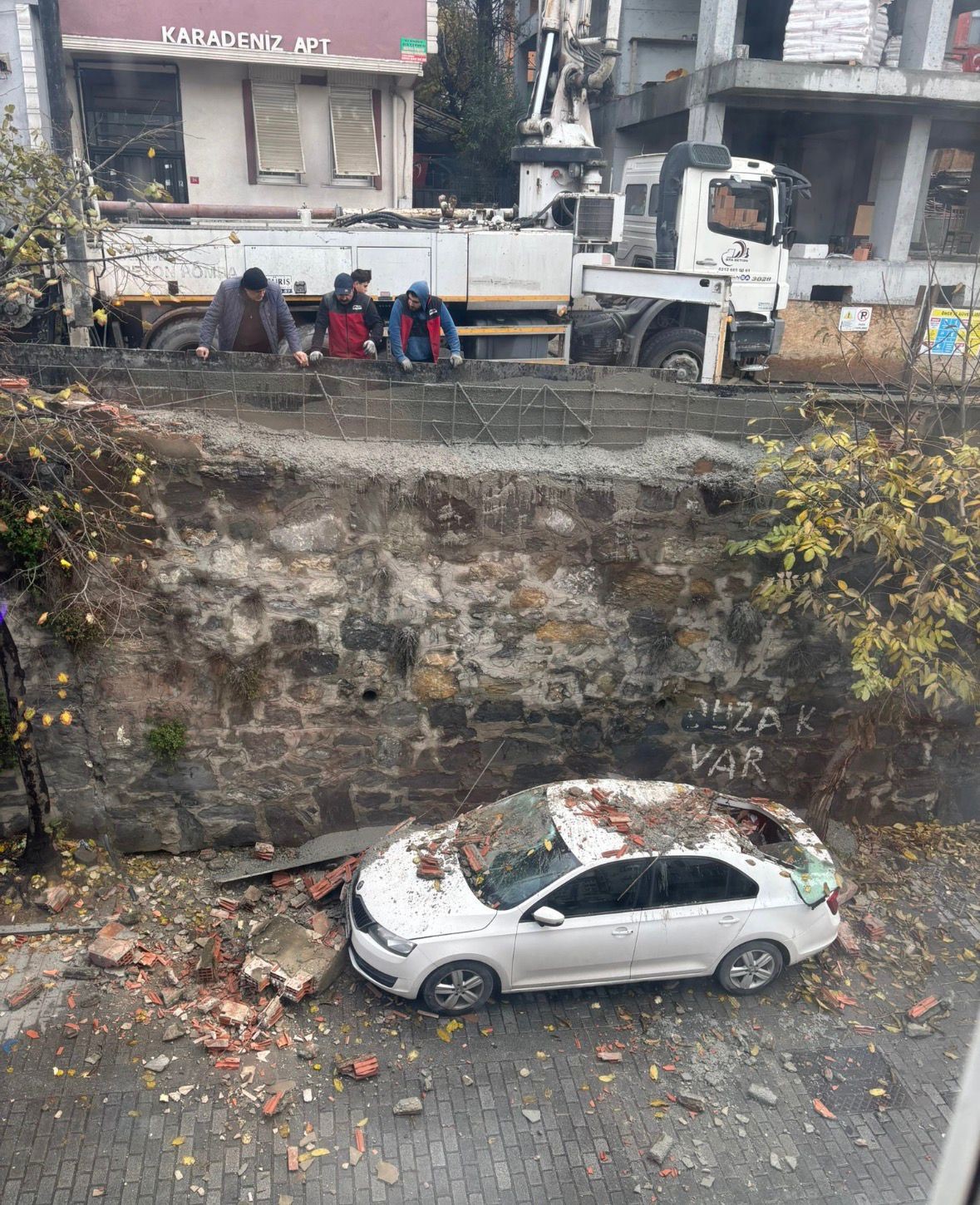 eyupsultanda insaattaki calisma park halindeki araca zarar verdi 0 dDbfVn21