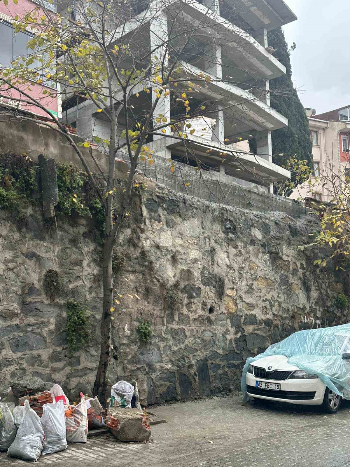 eyupsultanda insaattaki calisma park halindeki araca zarar verdi 1 DJPqndMg