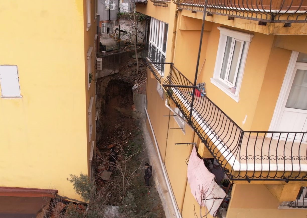 eyupsultanda istinat duvari coktu bir dairede hasar olustu 0 rrE2qTyq