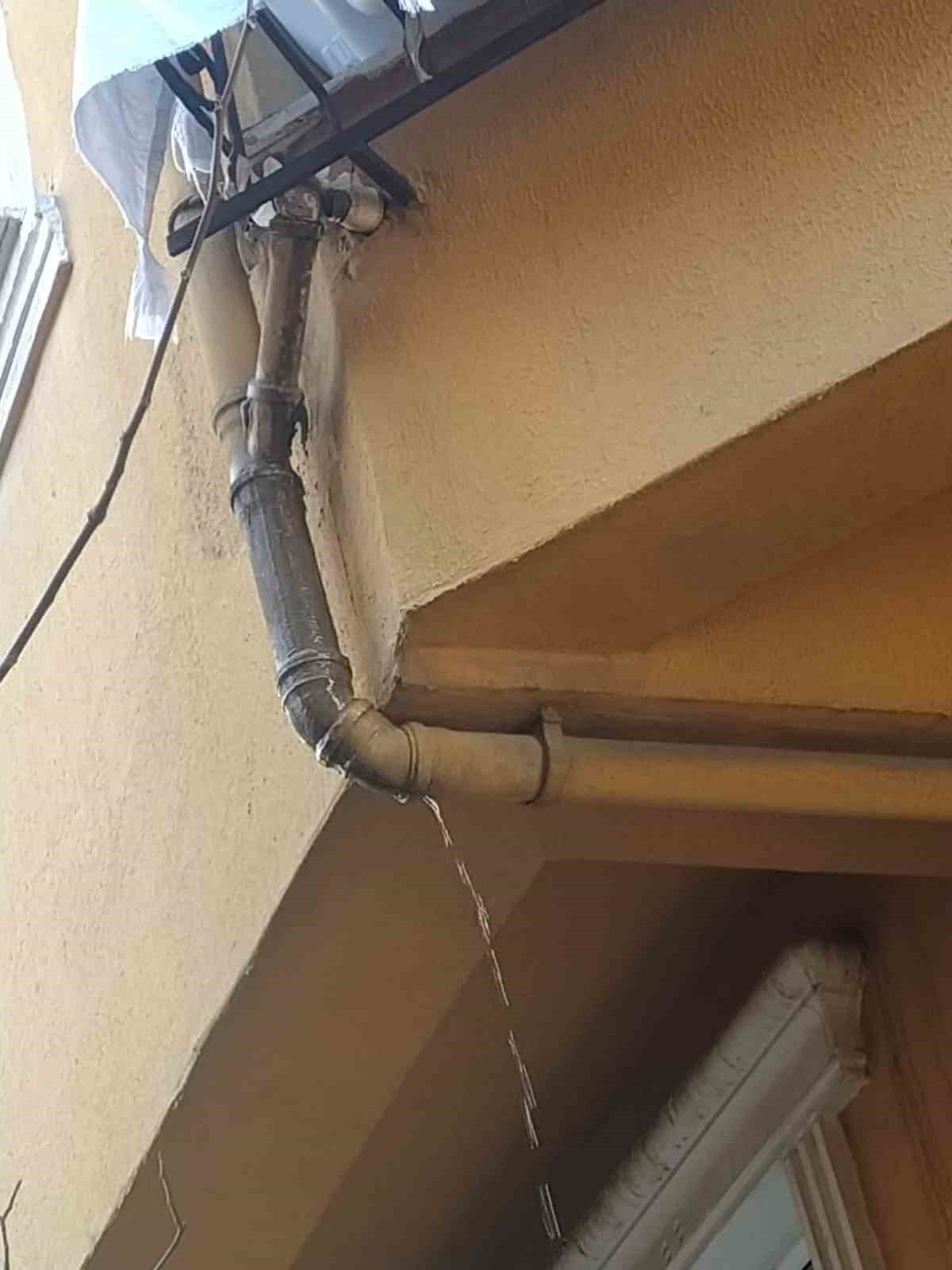eyupsultanda istinat duvari coktu bir dairede hasar olustu 1 3z4WU2lU