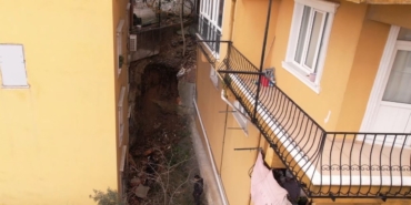 eyupsultanda-istinat-duvari-coktu-bir-dairede-hasar-olustu-zydk7yI2.jpg