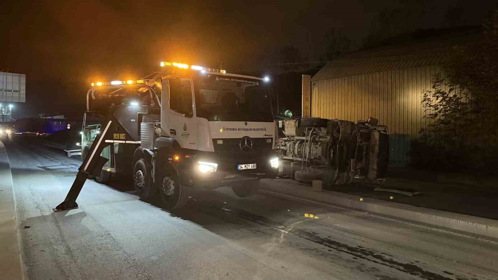 eyupsultanda kontrolden cikan hafriyat kamyonu yan yatti 1 yarali 3 EHcJTapV