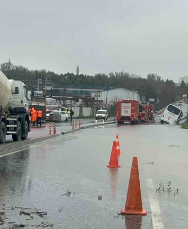 eyupsultanda-servis-araci-su-dolu-kanalda-yan-yatti-C68Vag4F.jpg