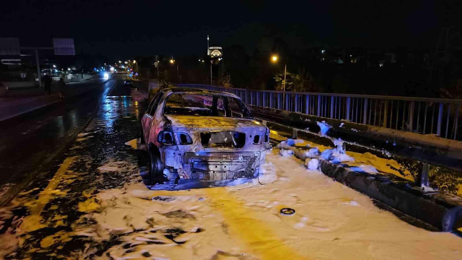 eyupsultanda seyir halindeki otomobil alevlere teslim oldu 2