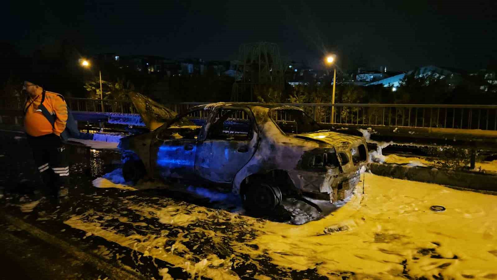 eyupsultanda seyir halindeki otomobil alevlere teslim oldu 3 npvNdHKi
