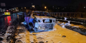 eyupsultanda-seyir-halindeki-otomobil-alevlere-teslim-oldu-atOZ1jQG.jpg
