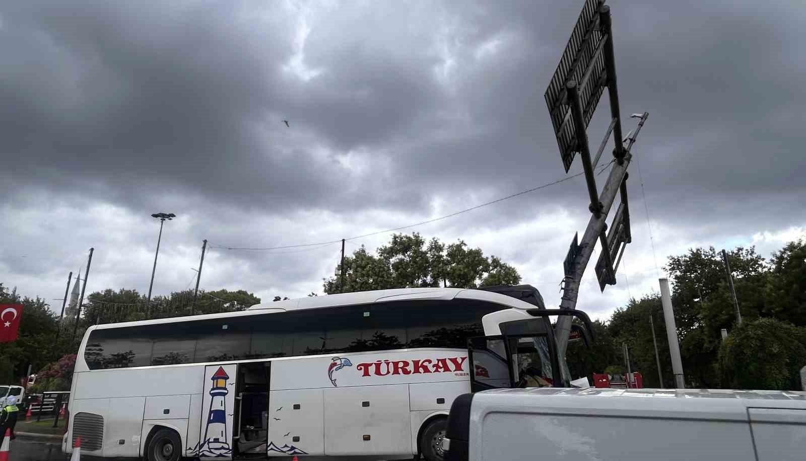eyupsultanda yolcu otobusu once otomobile sonra levhaya carpti 30 yarali 0 COPCLBqm