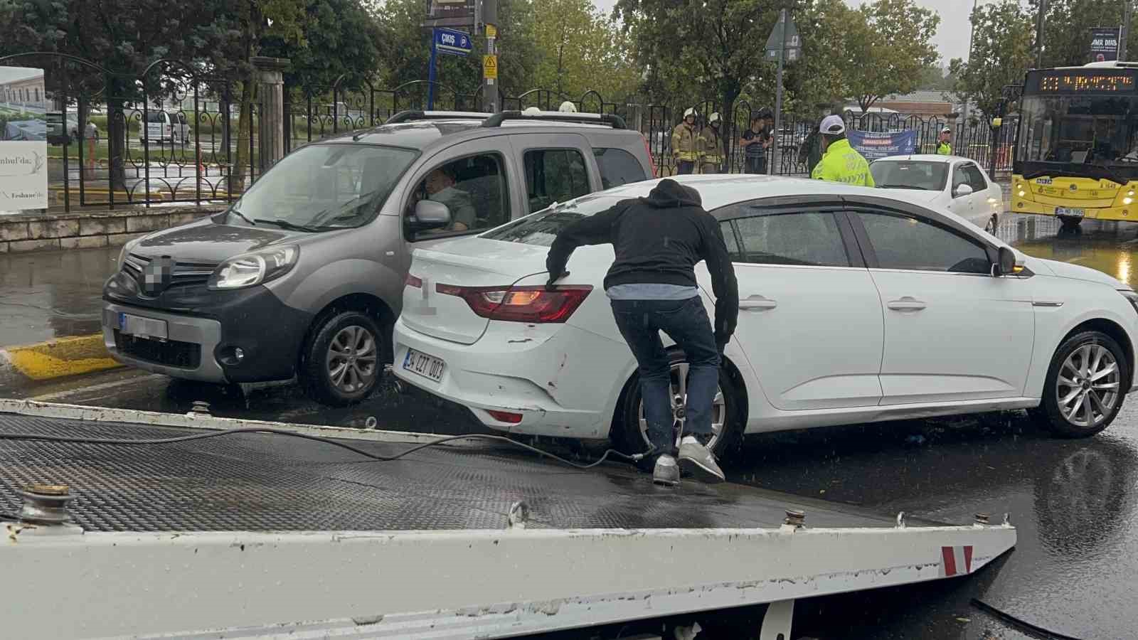 eyupsultanda yolcu otobusu once otomobile sonra levhaya carpti 30 yarali 1 vGFDHtHJ