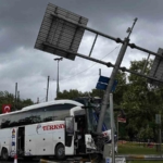 eyupsultanda-yolcu-otobusu-once-otomobile-sonra-levhaya-carpti-30-yarali-myvbpjTd.jpg