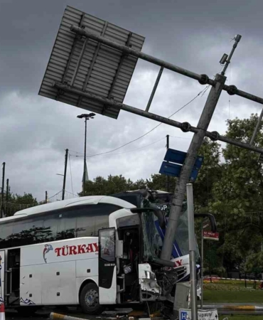 eyupsultanda-yolcu-otobusu-once-otomobile-sonra-levhaya-carpti-30-yarali-myvbpjTd.jpg