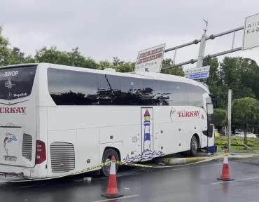 eyupsultanda-yolcu-otobusu-otomobile-carpti-30-yarali-SZkv2Qkc.jpg