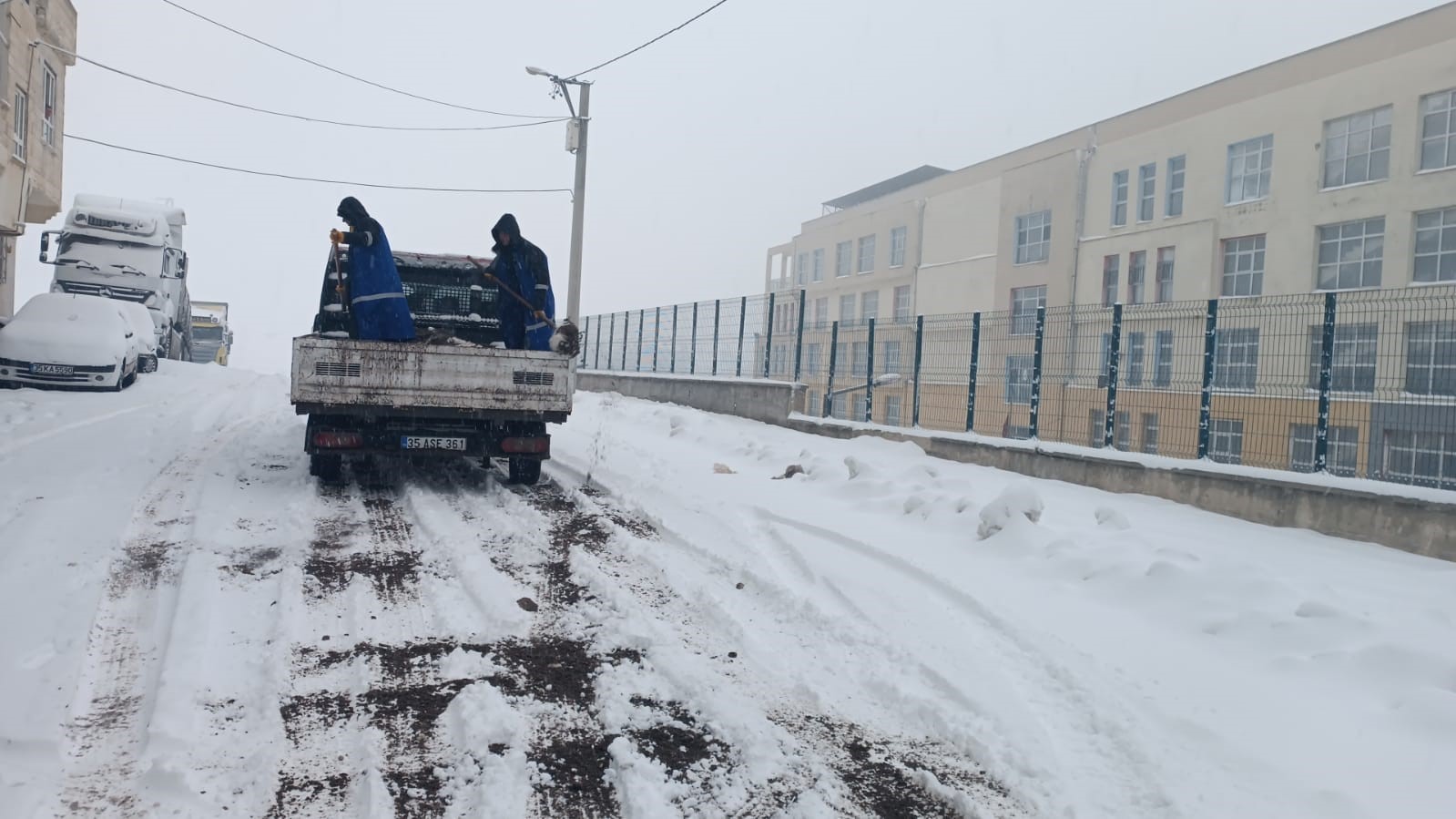 eyyubiye belediyesi ekiplerinin karla mucadelesi suruyor 5 TFHV1l3r
