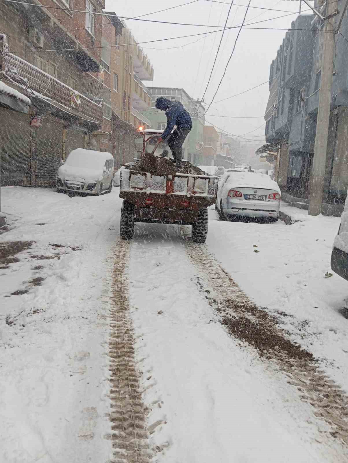 eyyubiye belediyesi ekiplerinin karla mucadelesi suruyor 6