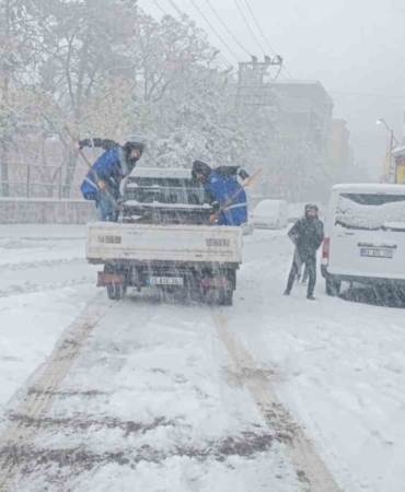 eyyubiye-belediyesi-ekiplerinin-karla-mucadelesi-suruyor-Pk5WlmTP.jpg